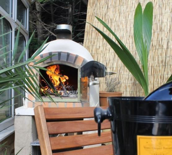Traditioneller Pizzaofen 120cm für draußen mit Schornstein. BrasaOvens