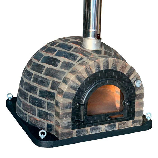 Foto de Horno de leña exterior de ladrillo refractario negro