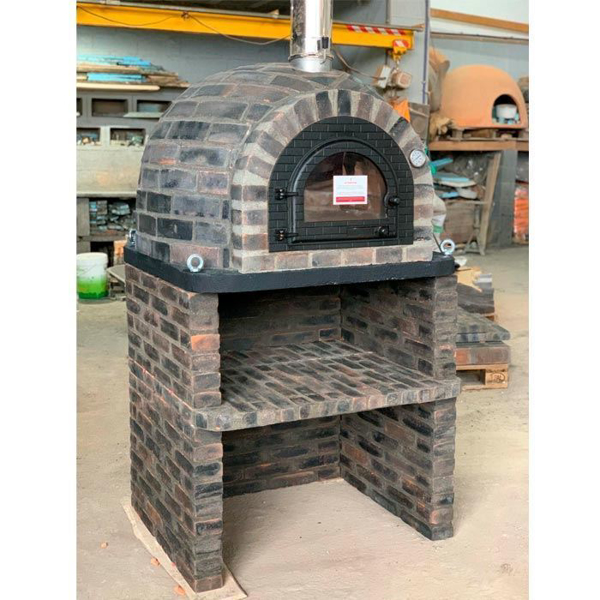 Imagem de Forno a lenha em tijolo preto com base