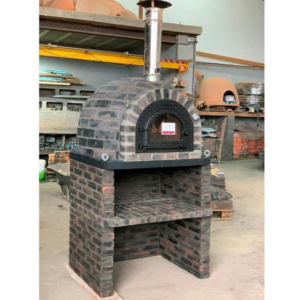 Bild von Forno a lenha em tijolo preto com base