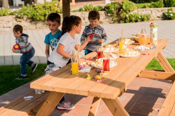 Image sur Table de pique-nique en bois