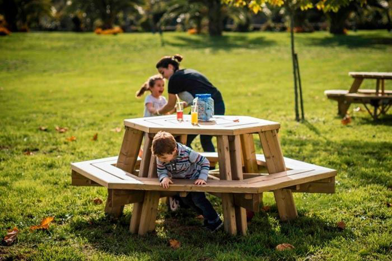 Table de pique-nique hexagonale avec bancs en bois