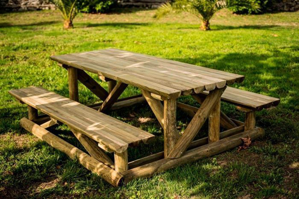 Foto de La mesa de jardín con bancos en 1/2 baúles de madera
