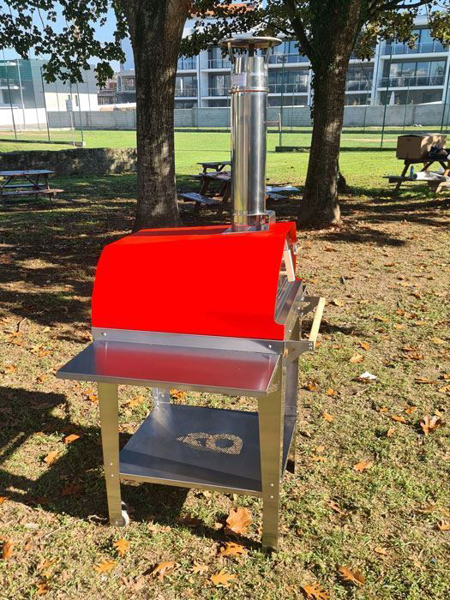 Foto de Horno de leña Brasa rojo con carro