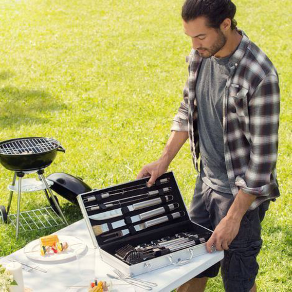 Image sur Mallette avec lot de 18 ustensiles pour barbecue